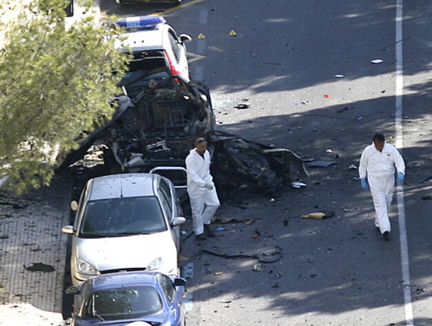 Dos expertos de elocuencia se alejan del coche sobre la escena de crimen.

Foto: AFP / EFE