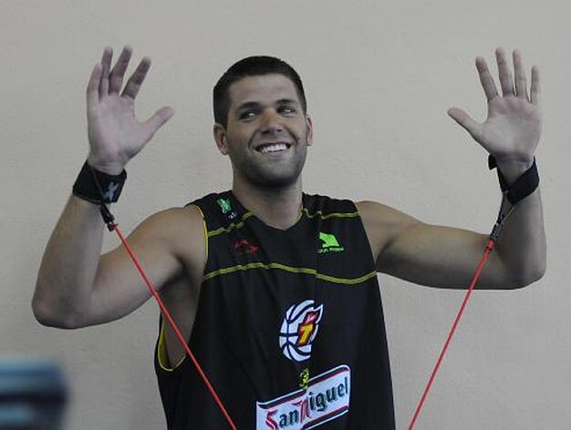 Manos arriba de un sonriente Felipe Reyes en el gimnasio. 

Foto: Javier Gonzalez