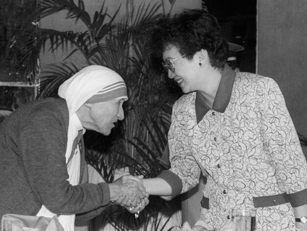 La madre Teresa de Calcuta es recibida por Aquino en Manila en 1989. / AFP Photo &middot; Reuters
