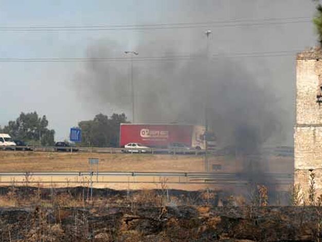 Un humo invad&iacute;a la zona de la autov&iacute;a.

Foto: B. Vargas