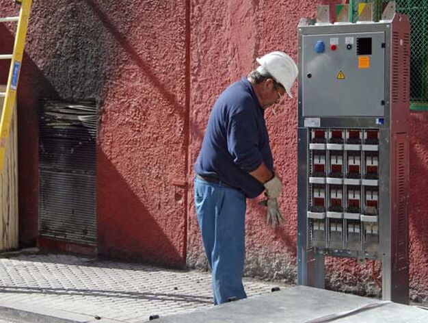 Un operario mientras trata de devolver la luz a los bloques del barrio que se han visto afectados.

Foto: Antonio Pizarro/B.Vargas
