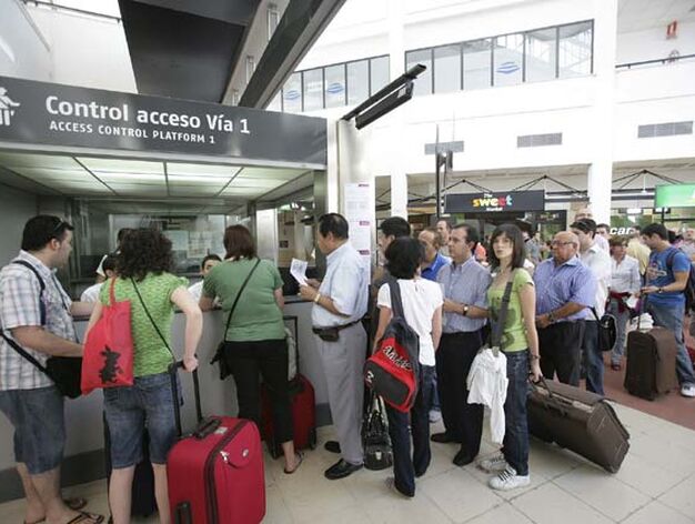 Los viajeros afectados por el corte de las v&iacute;as del AVE fueron trasladados en autob&uacute;s que posibilitaron transbordar a los pasajeros  de Madrid a Toledo en ambos sentidos.
FOTO: EFE