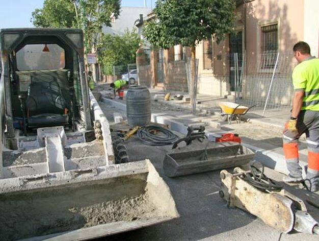 Una de las m&aacute;quinas excavadoras con la que se construye el carril bici en la Avenida de la Cruz del Campo./ Bel&eacute;n Vargas