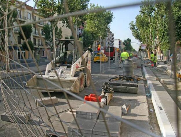 La calzada de la Avenida de la Cruz del Campo ha sido reducida con motivo de las obras del carril bici./ Bel&eacute;n Vargas