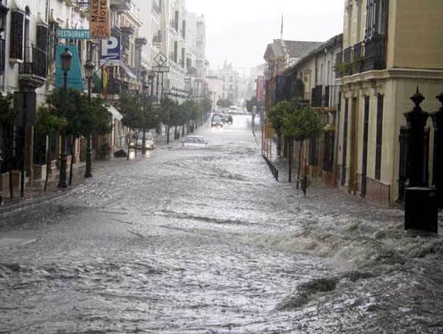 La calle Virgen de la Paz de Ronda, convertida en un aut&eacute;ntico r&iacute;o de agua debido a los 32 litros por metro cuadrado que cayeron en un hora.
FOTO:Javier Flores