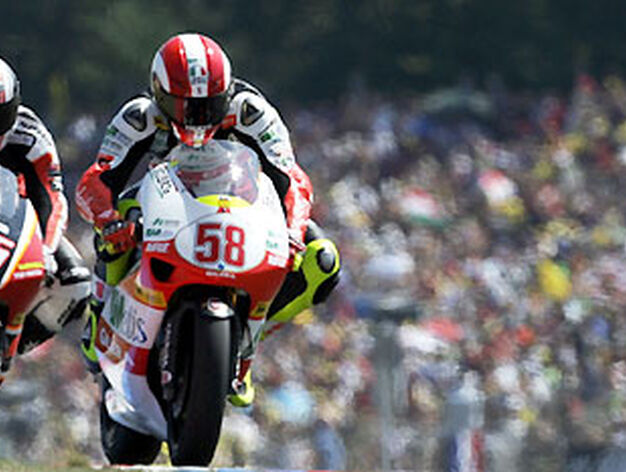 El italiano Marco Simoncelli, por delante de su compatriota Mattia Pasini en el Gran Premio de la Rep&uacute;blica Checa de 250 cc.

Foto: Reuters
