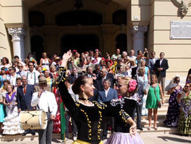 La comitiva sali&oacute; desde el Ayutamiento tras la tradicional foto de familia y el tradicional baile de una malague&ntilde;a.
FOTO: Migue Fern&aacute;ndez