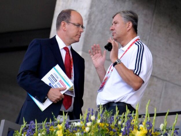 El pr&iacute;ncipe Alberto de M&oacute;naco (i) conversa con el alcalde de Berl&iacute;n, Klaus Wowereit (d), en el palco honorario durante los Mundiales de Atletismo de Berl&iacute;n '09.

Foto: EFE