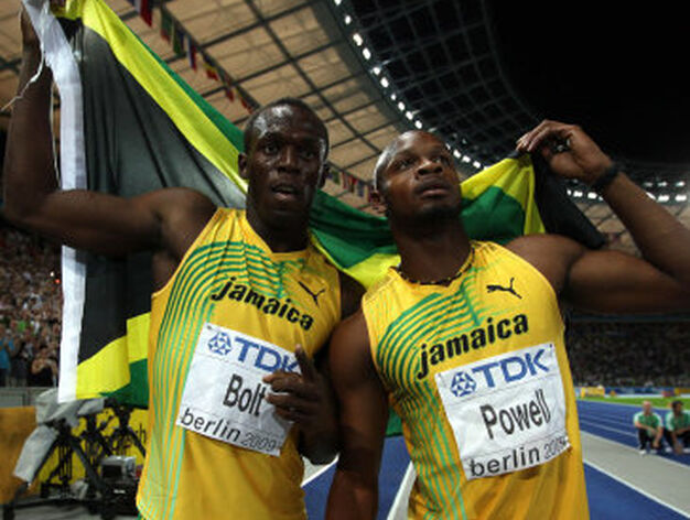 El atleta jamaicano Usain Bolt (i) celebra con su compatriota Asafa Powell (d) su victoria en la final de los 100 metros lisos masculinos de los Mundiales de Atletismo.

Foto: EFE