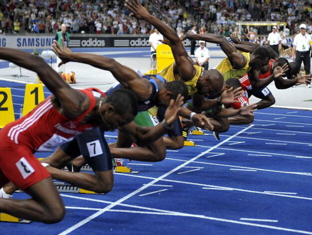 Los corredores masculinos justo en el momento de la salida durante la final de los 100 metros del Mundial de atletismo Berl&iacute;n 2009.

Foto: EFE