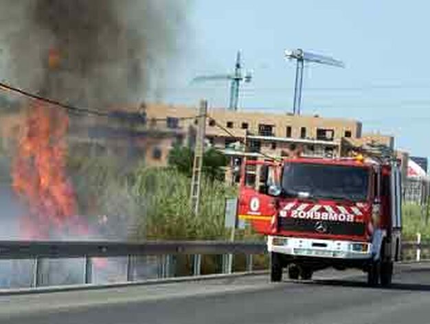 Los bomberos llegan al lugar de los hechos.

Foto: Manuel G&oacute;mez, EFE