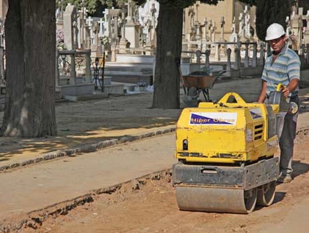 Un obrero trabaja sobre el nuevo pavimento del cementerio de la ciudad./ Bel&eacute;n Vargas
