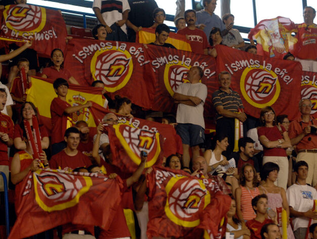 Los seguidores de la Selecci&oacute;n vibraron durante el partido disputado en Sevilla contra Gran Breta&ntilde;a. /Manuel G&oacute;mez

Foto: Manuel G? / EFE