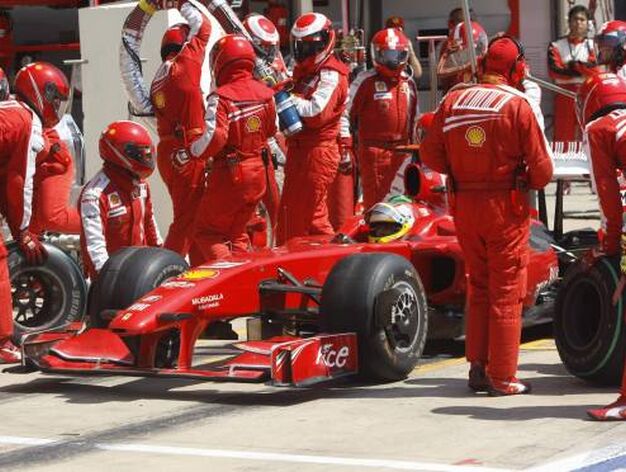 La escuder&iacute;a Ferrari, Luca Badoer, en los boxes del Gran Premio de Europa