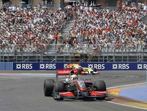 Hamilton seguido de Alonso durante la carrera
