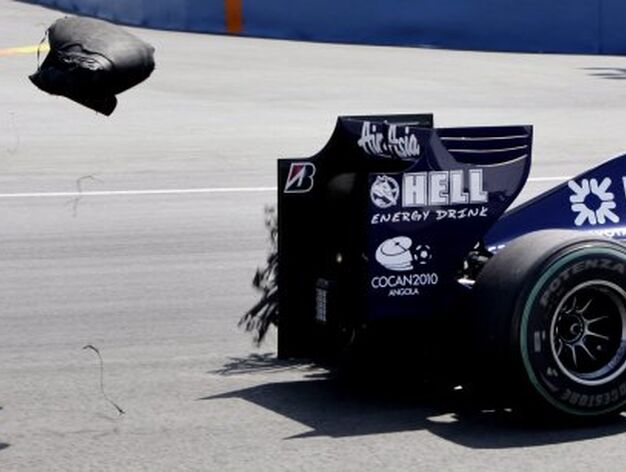 El piloto japon&eacute;s Kazuki Nakajima, de Williams, pierde un neum&aacute;tico durante el Gran Premio de Europa