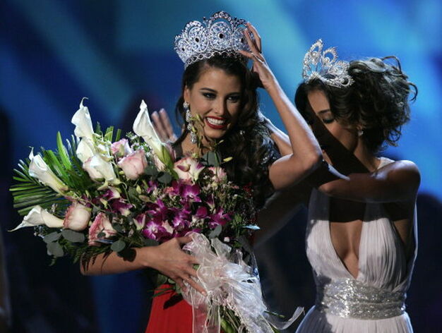 Stefan&iacute;a Fern&aacute;ndez recibe la corona de las manos de la Miss Universo 2008, Dayana Mendoza, tambi&eacute;n de nacionalidad venezolana.

Foto: Efe
