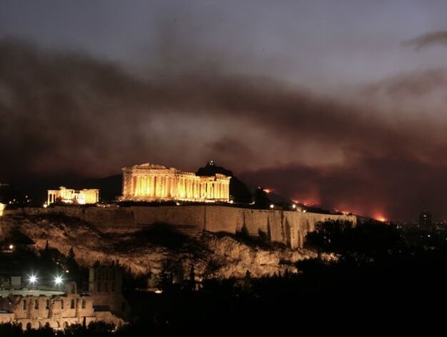El humo del incendio forestal ya se puede ver desde la capital griega y cambia el paisaje de la Acr&oacute;polis.

Foto: AFP
