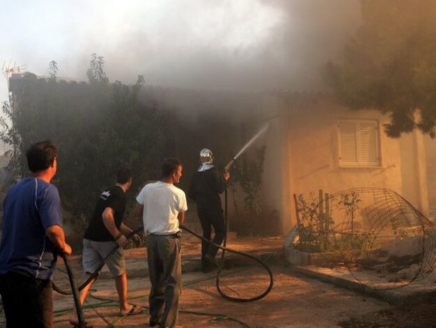 Un equipo de bomberos combate el incendio en la localidad de Kato Souli.

Foto: Efe