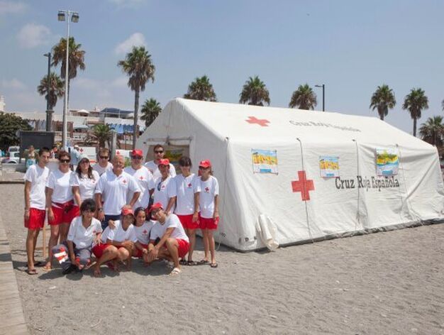 El grupo de voluntarios participantes posa junto al hospital de campa&ntilde;a en la playa de Salobre&ntilde;a.

Foto: Salvador Rodriguez Ca&ntilde;a