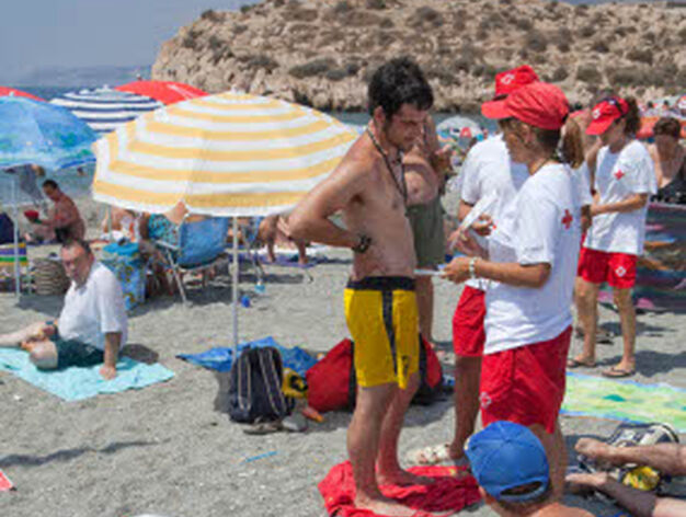 Los voluntarios ofrecen informaci&oacute;n los ba&ntilde;istas a lo largo de toda la playa.

Foto: Salvador Rodriguez Ca&ntilde;a