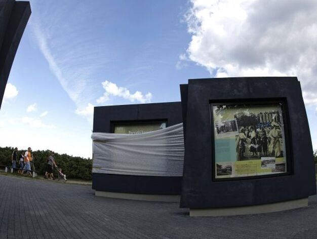 La exposici&oacute;n al aire libre en homenaje el inicio de la II Guerra Mundial antes de inaugurarse.

Foto: AFP