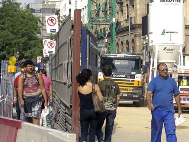 Los viandantes pasan junto a la entrada que da acceso a las obras de Metropol Parasol.

Foto: Manuel G&oacute;mez