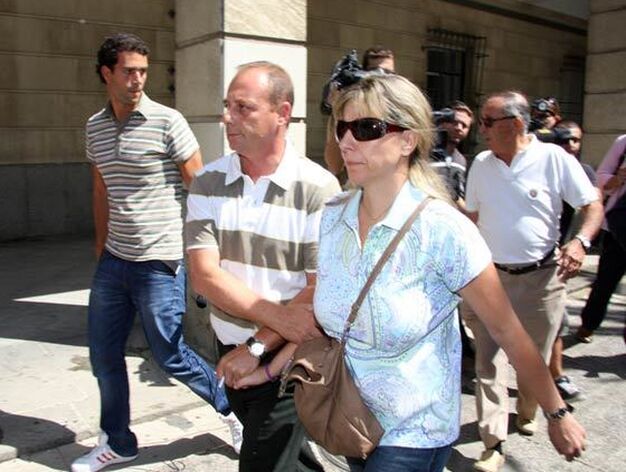 Antonio del Castillo acude junto a su esposa, Eva Casanueva, a los Juzgados de Sevilla.

Foto: B. Vargas / Victoria Hidalgo