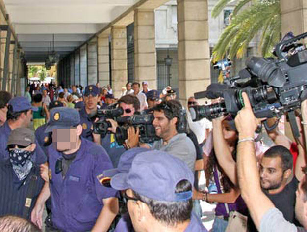 Francisco Javier Delgado, a su llegada a los Juzgados de Sevilla, es foco de atenci&oacute;n de los ciudadanos y los medios.

Foto: B. Vargas / Victoria Hidalgo