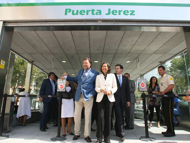 Rosa Aguilar y Alfredo S&aacute;nchez Monteseir&iacute;n a las puertas de la estacion de Metro de Puerta Jerez.

Foto: Juan Carlos Mu&ntilde;oz