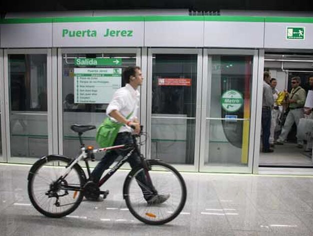 Un ciudadano lleva su bici a la estaci&oacute;n de Metro del centro de Sevilla.

Foto: Juan Carlos Mu&ntilde;oz