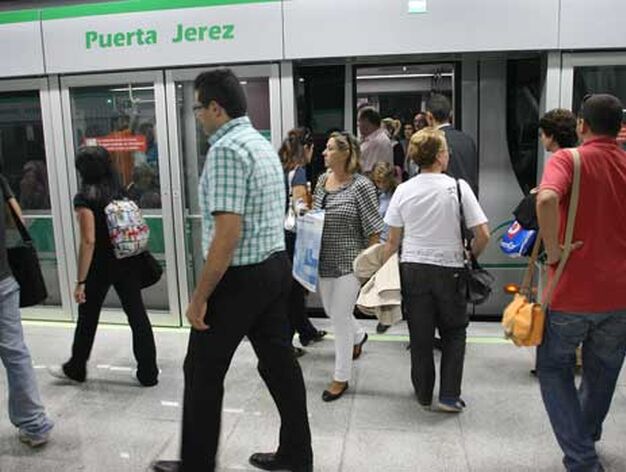 Algunos pasajeros bajan de un convoy de Metro en la estaci&oacute;n del centro de Sevilla.

Foto: Juan Carlos Mu&ntilde;oz