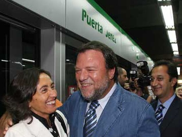 Monteseir&iacute;n y Rosa Aguilar bromean en uno de los momentos del acto de inauguraci&oacute;n.

Foto: Juan Carlos Mu&ntilde;oz