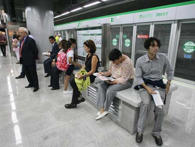 Primeros usuarios de la estaci&oacute;n de Puerta Jerez esperan la llegada del Metro.

Foto: Juan Carlos Mu&ntilde;oz