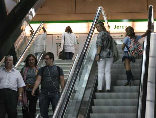 Algunos ciudadanos suben y bajan hacia la salida y andenes del Metro.

Foto: Juan Carlos Mu&ntilde;oz