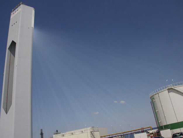 Tras visitar las instalaciones de la planta PS20, la mayor central comercial de torre del mundo, los Reyes descubrieron una placa conmemorativa y subieron a la torre. 

Foto: Victoria Hidalgo/ Juan Carlos V&aacute;zquez