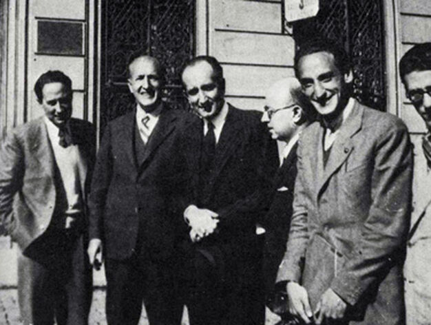 De izquierda a derecha, Jos&eacute; Antonio Mu&ntilde;oz Rojas, Vicente Aleixandre, Leopoldo Panero, D&aacute;maso Alonso, C. Bouso&ntilde;o y J.L. Cano, en 1943