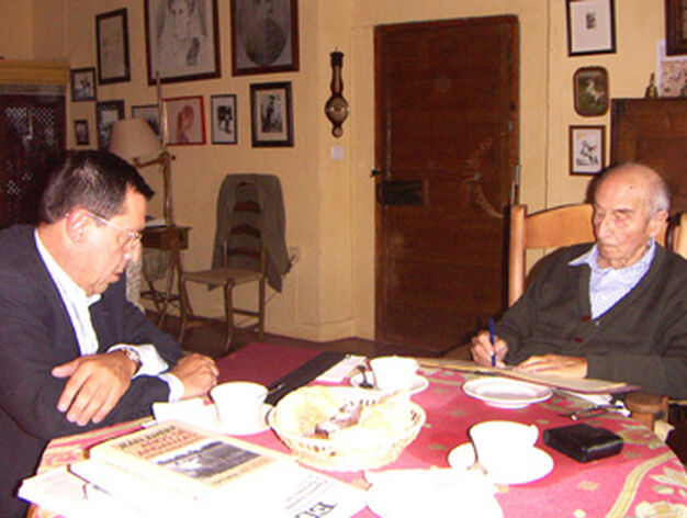 Jos&eacute; Antonio con el alcalde de Antequera, Ricardo Mill&aacute;n, en la firma del convenio para ceder documentaci&oacute;n de su archivo