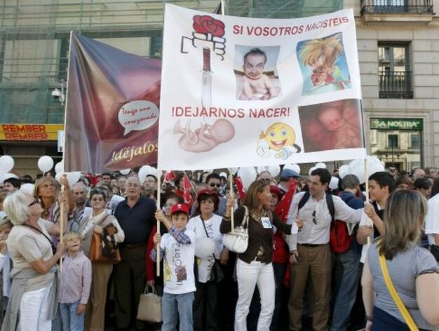 Una pancarta con caricaturas del presidente del Gobierno, Jos&eacute; Luis Rodr&iacute;guez Zapatero, y la vicepresidenta, Mar&iacute;a Teresa Fern&aacute;ndez De la Vega. / EFE