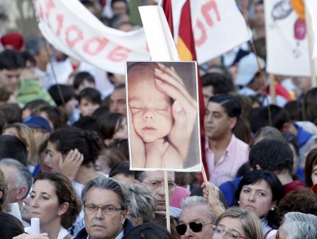 Miles de personas se han reunido en la capital de Espa&ntilde;a para pedir la abolici&oacute;n de la Ley del Aborto. / EFE