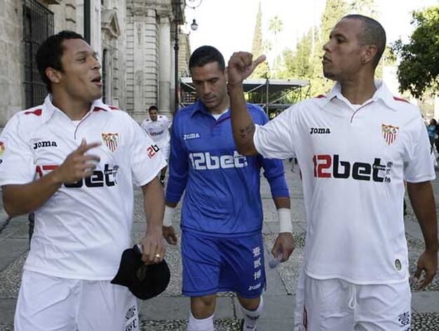 Luis Fabiano y Adriano bromean, mientras Palop camina cabizbajo tras ellos.

Foto: Antonio Pizarro