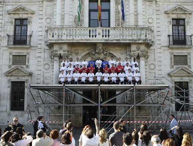 El Sevilla se ha hecho la foto oficial para la temporada 2009/2010 subido a una plataforma con la fachada del Rectorado al fondo.

Foto: Antonio Pizarro