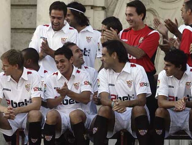 Los futbolistas aplauden tras ser fotografiados.

Foto: Antonio Pizarro