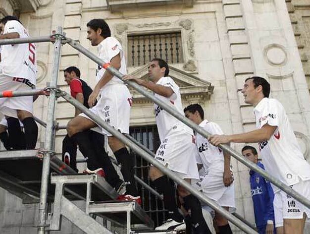 Algunos jugadores suben la escaleras para ascender a la plataforma donde se han hecho la foto oficial instalada junto a la fachada del Rectorado.

Foto: Antonio Pizarro
