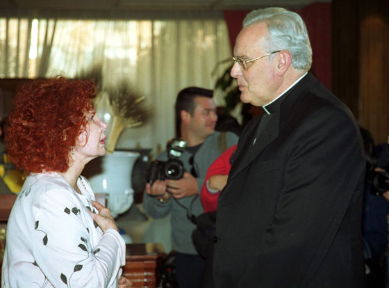 El cardenal Carlos Amigo Vallejo conversa con Cayetana de Alba.
