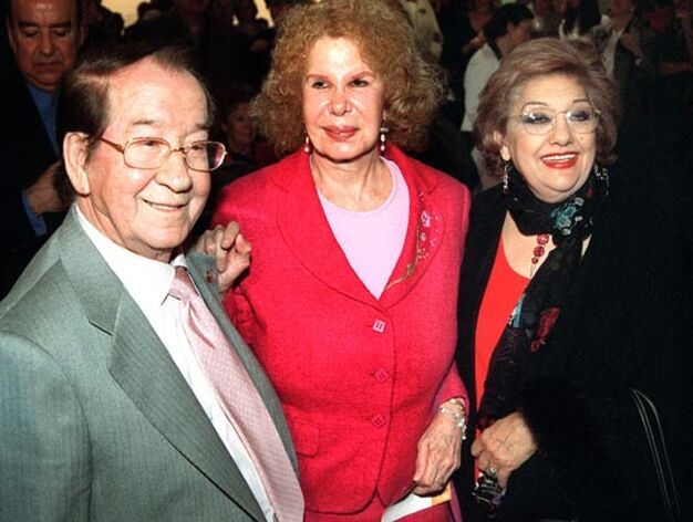 La Duquesa de Alba junto al cantaor Juanito Valderrama y su esposa, Dolores Abril.