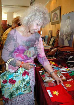 La duquesa de Alba participaba en los rastrillos para recaudar fondos.