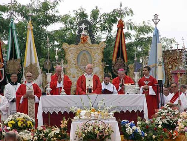 El cardenal de Sevilla, oficiando una mira en El Roc&iacute;o.