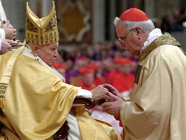 El 22 de octubre de 2003 recibi&oacute; en el interior de la Bas&iacute;lica de San Pedro el anillo cardenalicio de manos de Juan Pablo II