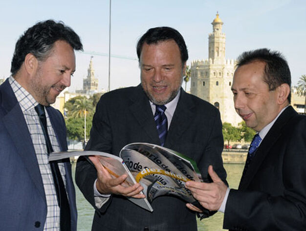 Jos&eacute; Joly y Jos&eacute; Antonio Carrizosa muestran al alcalde la revista conmemorativa de los diez a&ntilde;os de Diario de Sevilla.

Foto: Juan Carlos